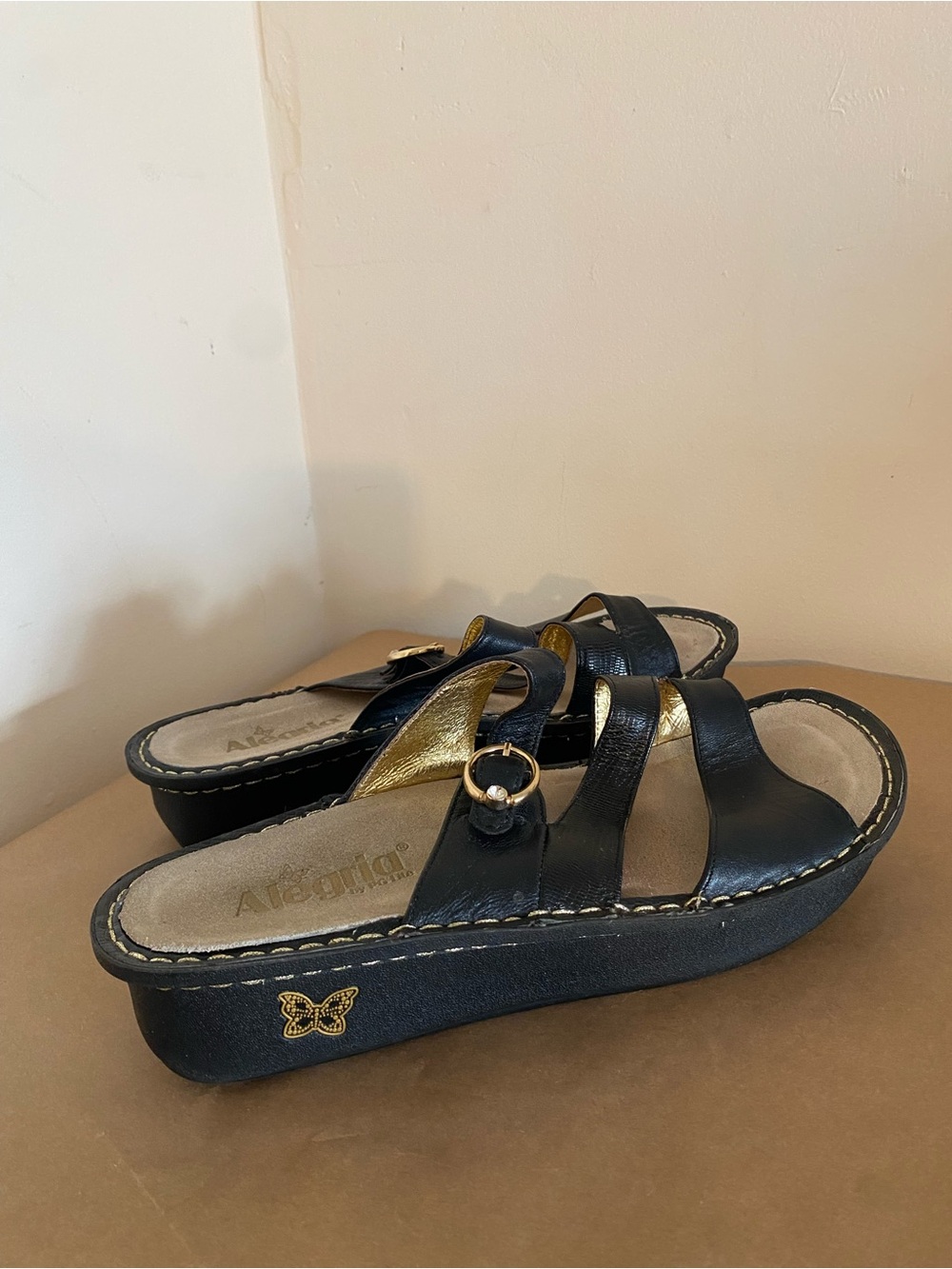 Alegria Victoriah Black & Gold Leather Platform Sandals Size 42 / 11.5 Gold ring